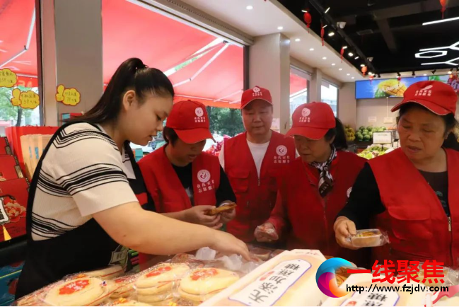 <b>湘潭市食品药品安全监督志愿者协会发挥日常监督作用 保障双节食品安全</b>