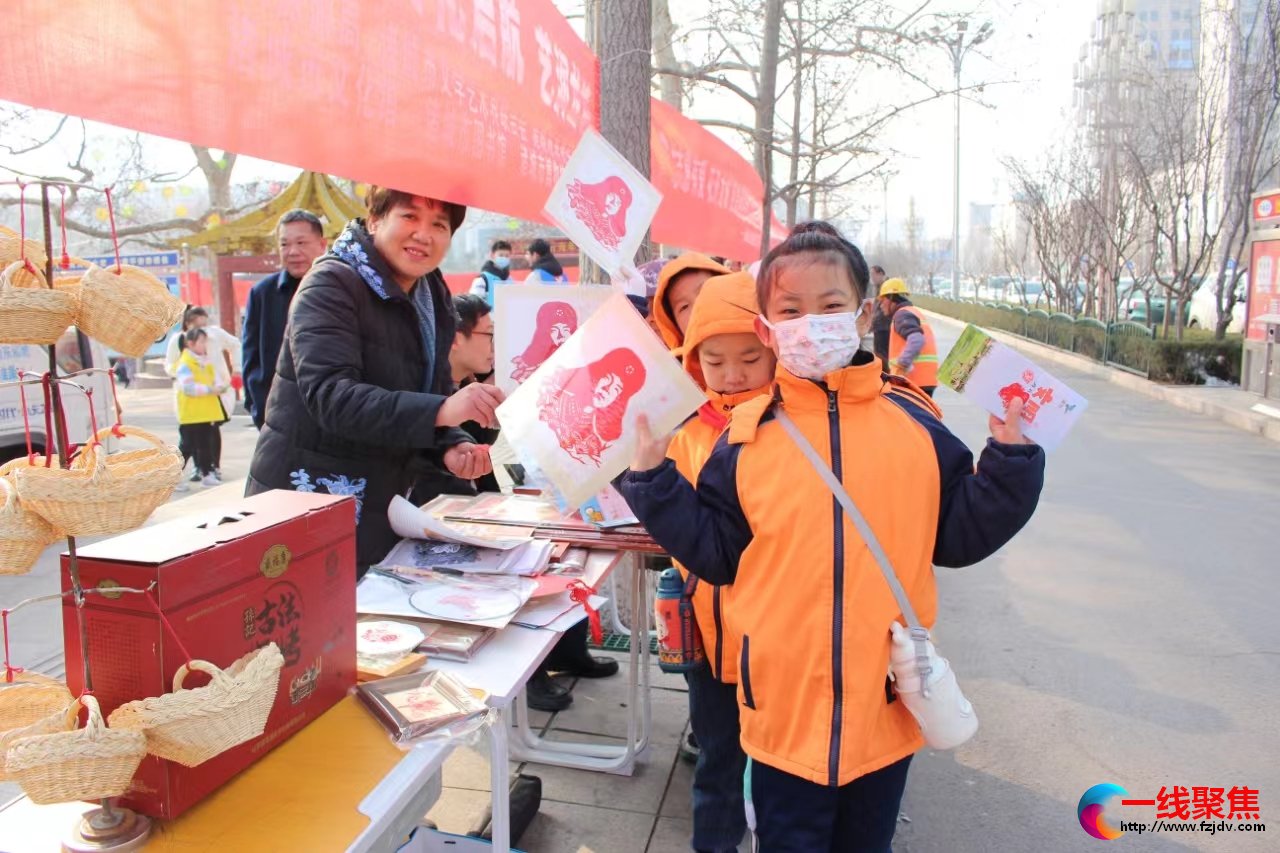<b>山东诸城非遗保护中心弘扬雷锋精神传承非遗技艺</b>