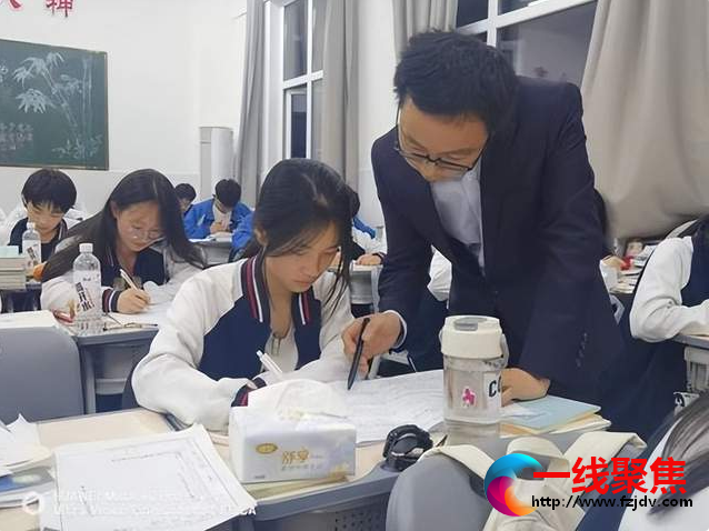 <b>荆州大地优秀的共产党员，扎根教育20年的优秀教师——黄绍猛</b>