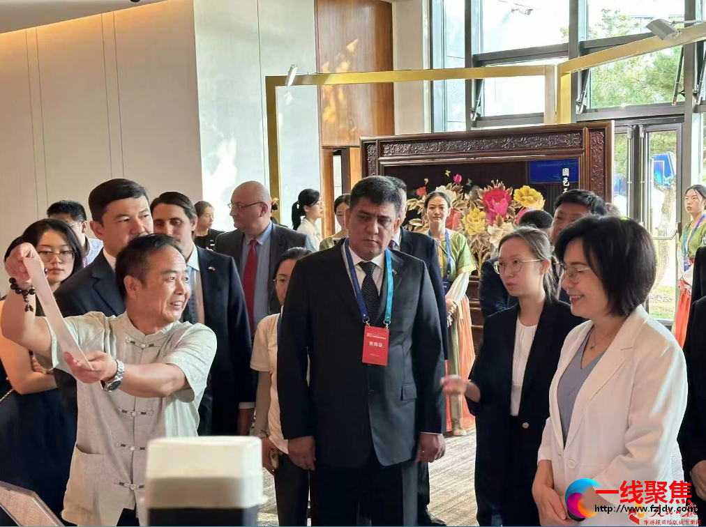 <b>绮丽传统齐绽放 棉絮艺术架桥梁</b>