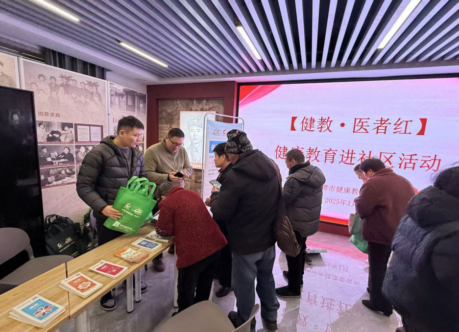 湘潭市健康教育所开展“少油 少盐”健康知识进社区宣传活动