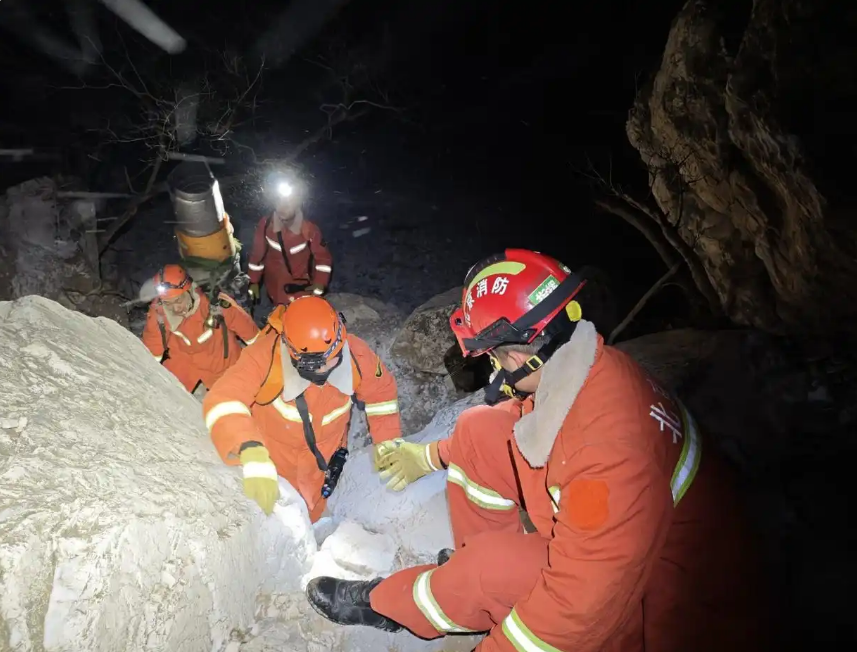 11人雪夜被困野山，被找到时正在烤火