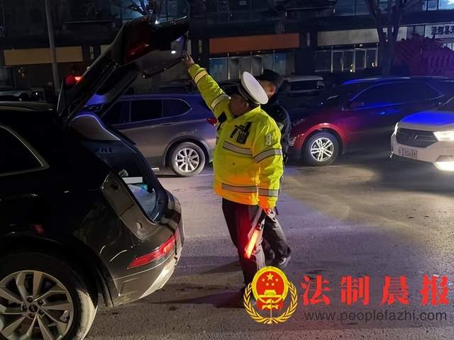 陕西省咸阳市泾阳交警春节夜查进行时