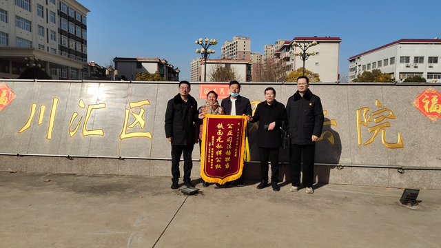 <b>锦旗背后的故事</b>
