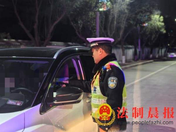 夜查夜检不松懈 陕西省咸阳市泾阳交警“照亮”平安路