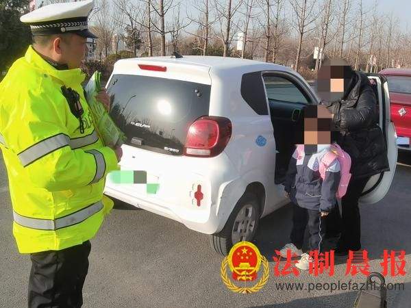 陕西省咸阳市泾阳公安交警护学岗就位！为新学期安全按下“启动键”