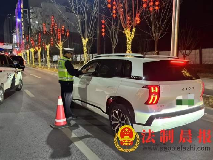周末夜查整治行动 严守交通安全防线