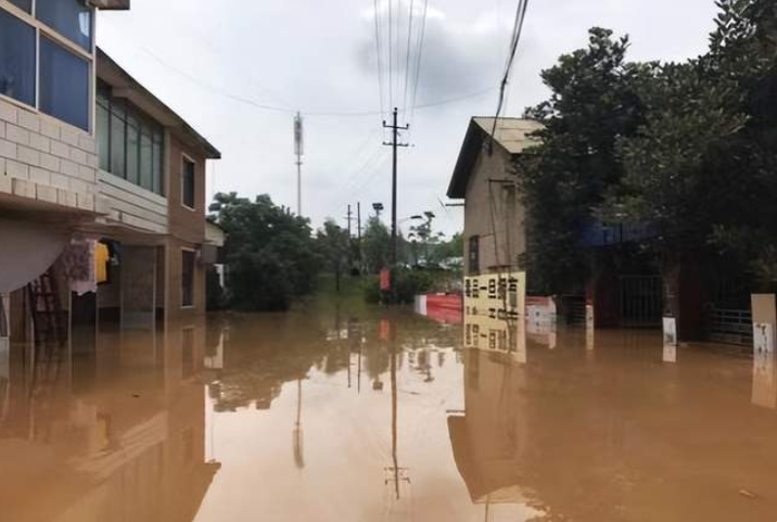 易家湾老街与洪水和谐相处