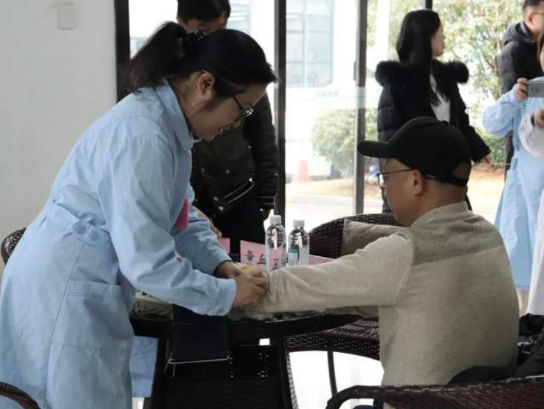 <b>湘潭市中心医院三科“联合护脊” 打响工匠健康保卫战</b>