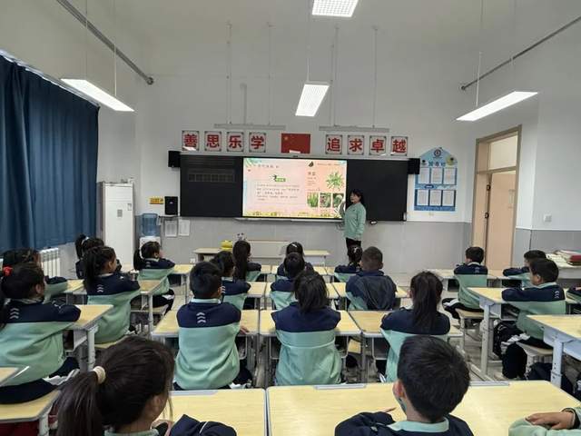 陕西省华阴市太华小学开展“寻味春天，劳动最美”周末挖荠菜劳动实践活动