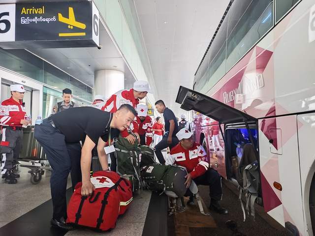 <b>中国红十字国际救援队抵达缅甸仰光</b>