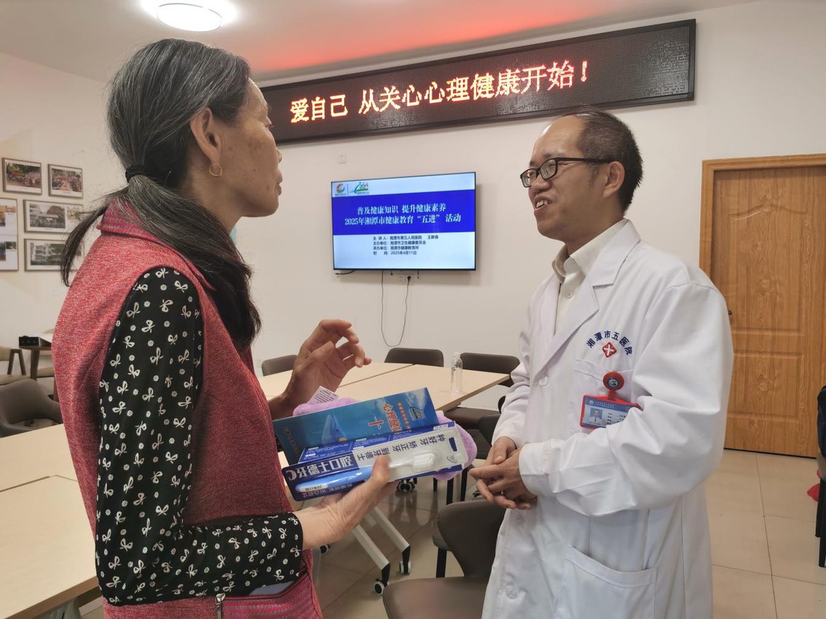 湘潭市卫生健康委、市健康教育所开展“政务公开主题日”活动