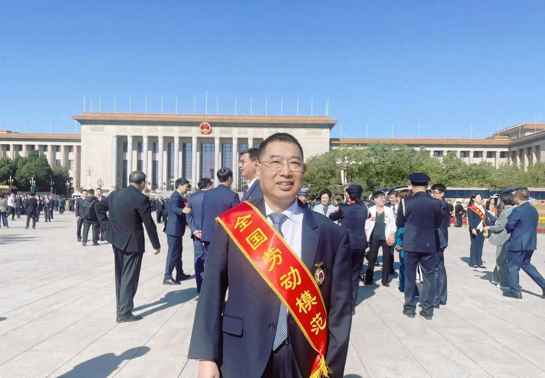 喜讯|袁宏明荣获“全国劳动模范”荣