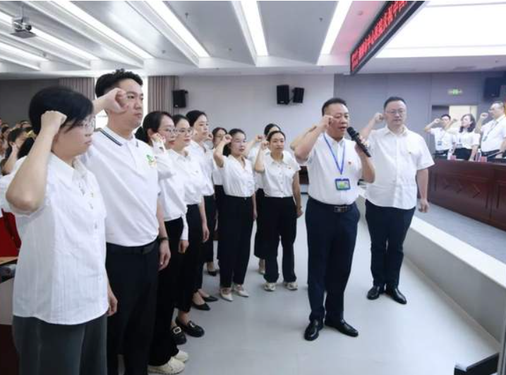 <b>湘潭市中心医院召开庆祝中国共产党成立104周年表彰大会</b>