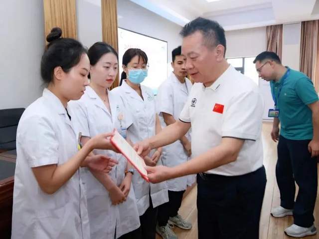 感谢医路有你② ▏毕业啦！常回家看