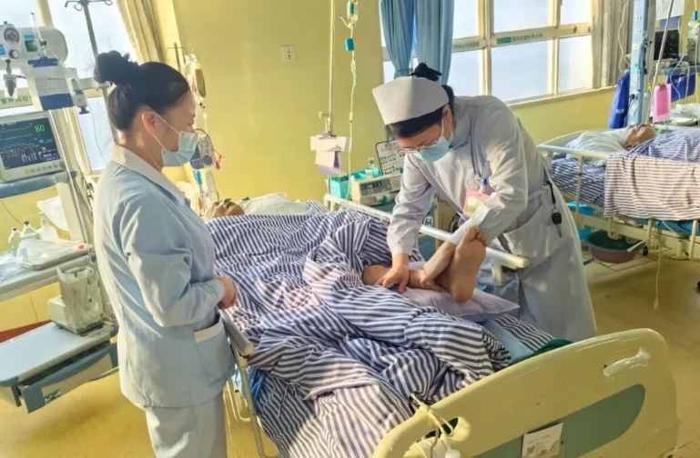 湘潭市中心医院57名医疗护理员结业