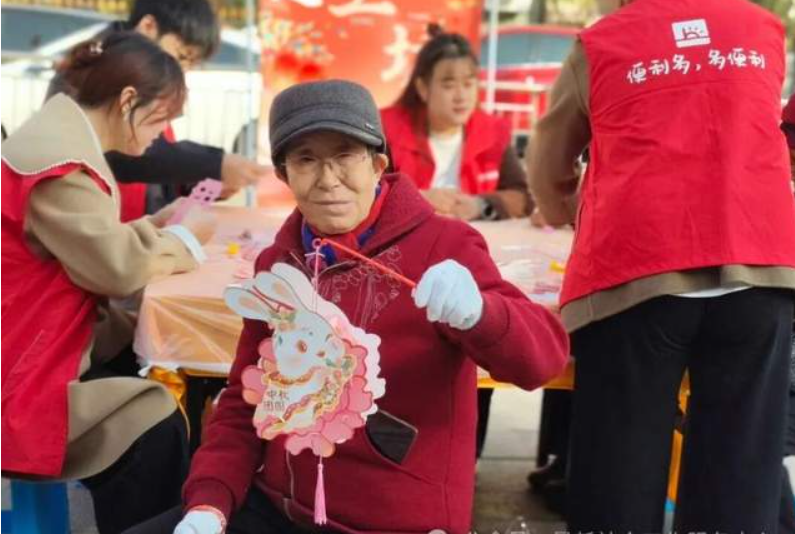 新城街道社工站|敬老爱老传美德 游园