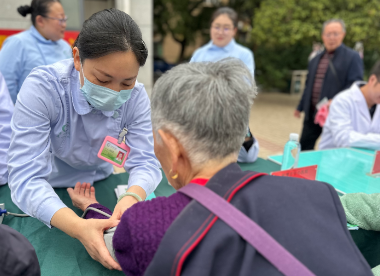 湘潭市中心医院：情暖重阳 守护健康