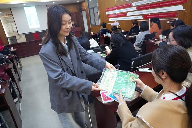 <b>健康知识进社区 湘潭市健康教育所开展“三减三健”专题讲座</b>