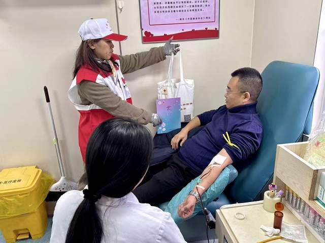 <b>献热血 暖寒冬 迎新年——永康市红十字会开展无偿献血宣传活动</b>