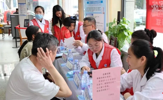 <b>湘潭市第一人民医院开展义诊 守护帕金森患者健康</b>
