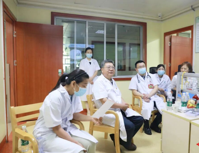 9名国内顶尖医学专家到湘潭市中心医院开展义诊