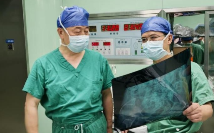 76岁矮小老人不慎摔伤骨折，医生用“迷你假体”让她重获行走自由