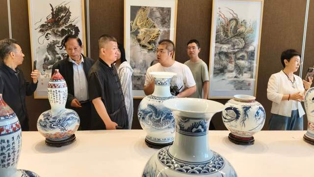 笔墨铸龙魂，瓷韵传千秋|刘一骏龙文