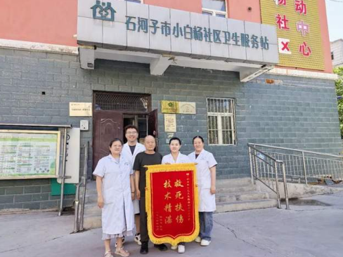 老人突然倒地后，他们冲了上去——社区医护紧急救助突发晕倒老人