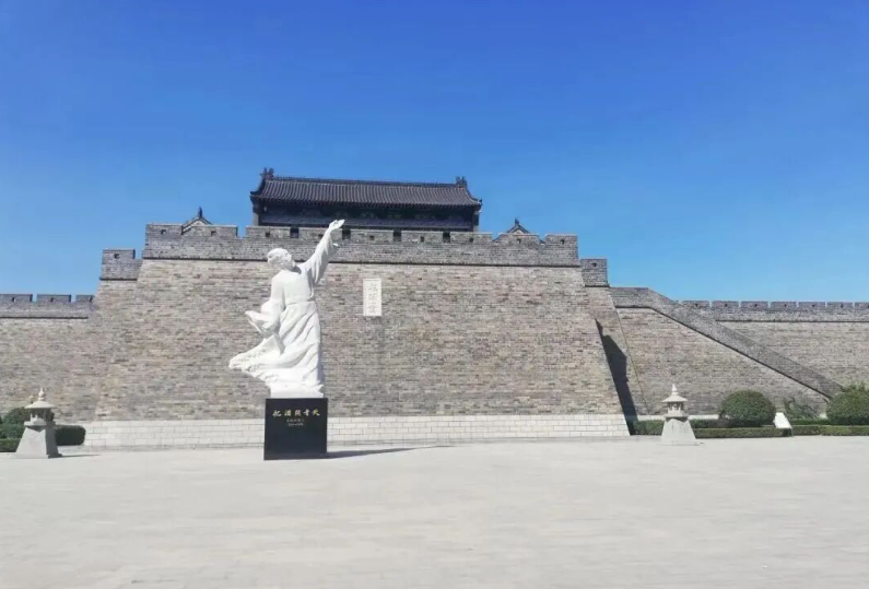 <strong>九百年前东坡月</strong>