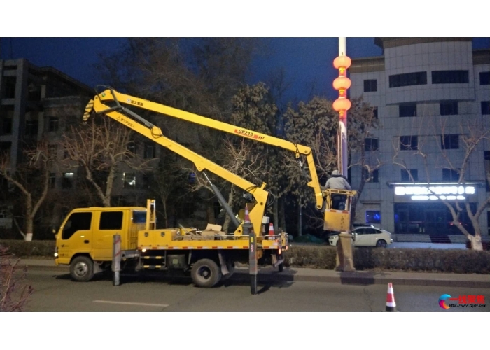春暖花开  路灯检修照亮你前行的路