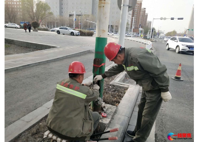 美化亮化城市夜景石河子市政工程养护中心对路灯进行检修