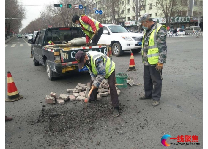 路面“惊”现大坑  市政工人紧急维护