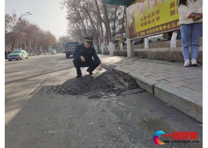 普查公交站台前路面  消除道路安全隐患