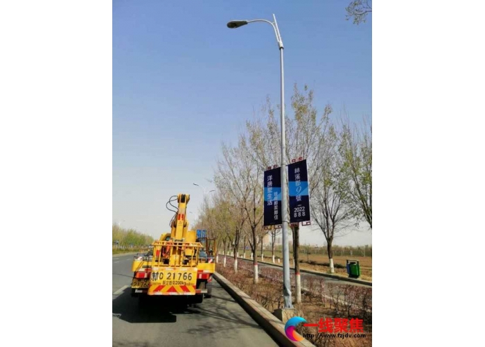 路灯被撞   造成市政设施损坏