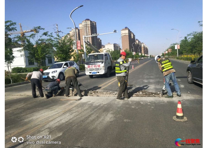 紧急抢修破路口   恢复路灯照明
