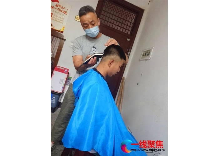 家校联动，助力体校准军事化管理 一一金华体校19（2）班家长为学生义务理发