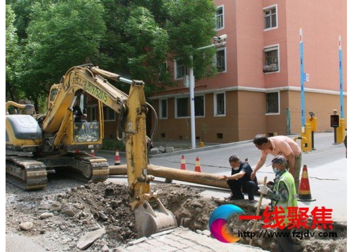 市政维护为小区居民办实事