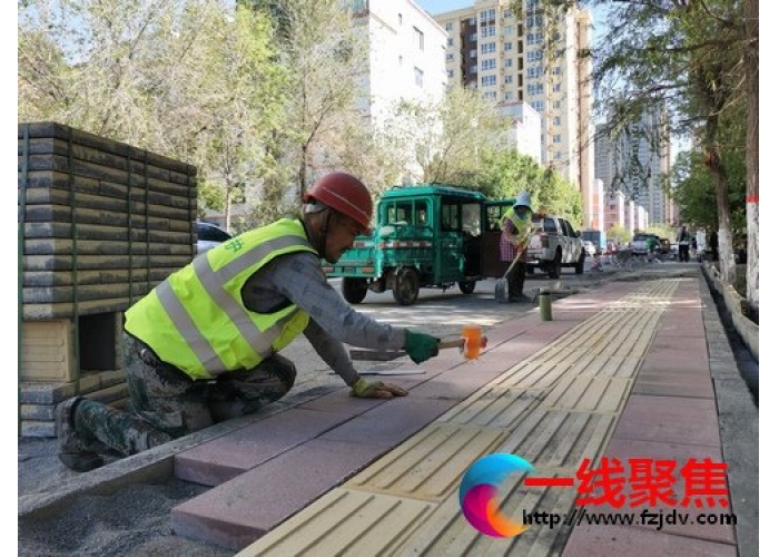 42小区白杨街路肩铺砖为居民解烦忧