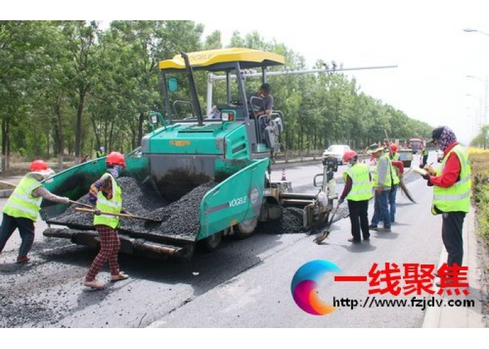 市政维护修路忙 美化城市不言苦