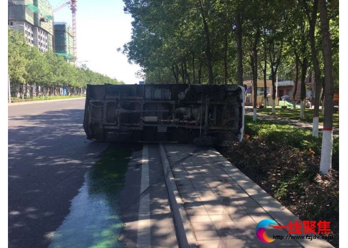 小货车爆胎  侧翻路中央