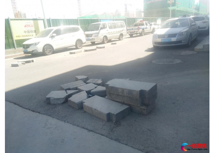 道路中央竖大石   城管协调速清理