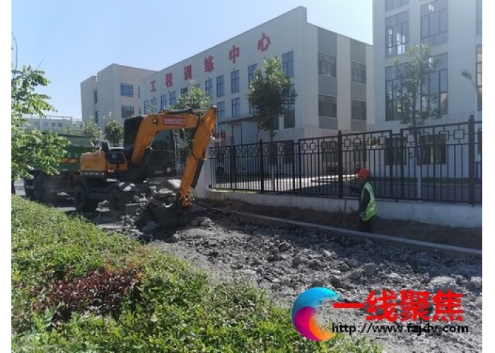 非机动车道下沉   立即修复保通行