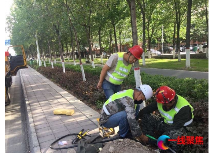 检修路灯设施  保障市民安全出行