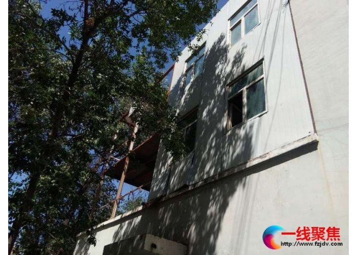 助力老旧小区改造：城管协助社区拆除楼顶加建房