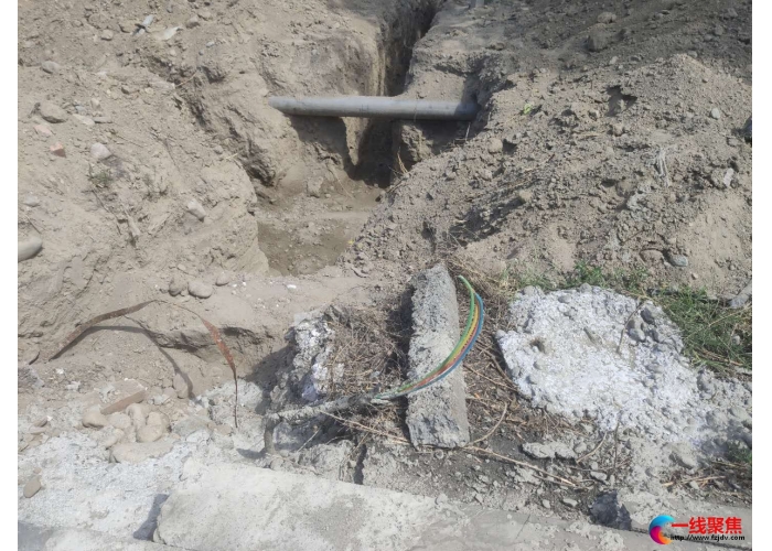 野蛮施工屡次挖断路灯电缆  经七路、经八路全线灭灯