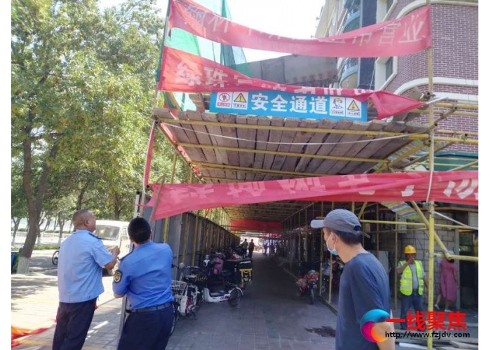 城管大队集中清理条幅    全力保障市民安全出行