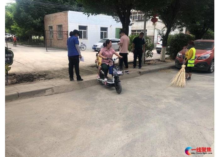 车辆带泥上路    执法人员及时处置