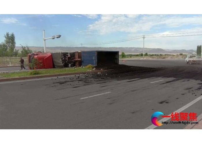 大货车翻车  市政道路受损