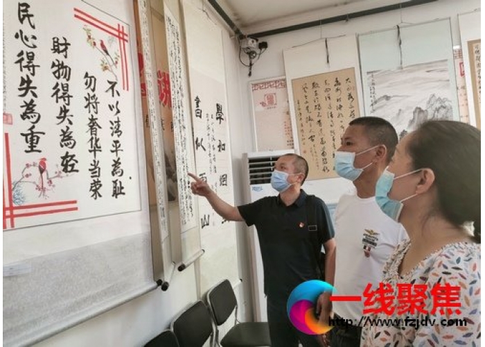 观看廉政书画展 接受廉政警示教育